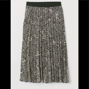 H&M PLEATED MIDI SKIRT